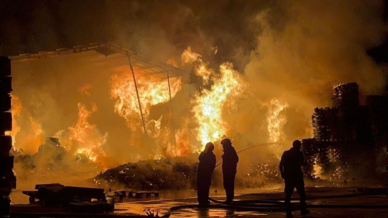 Bursa'da fabrika yangını! Alevler geceyi aydınlattı Bursa'da fabrika yangını! Alevler geceyi aydınlattı