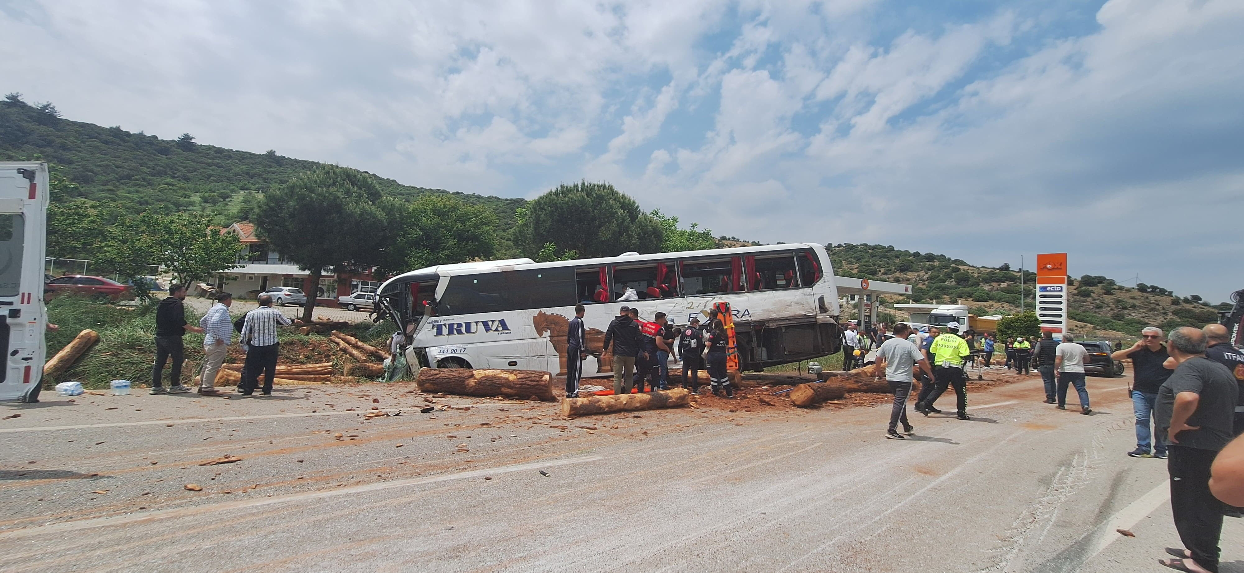 Çanakkale'de yolcu otobüsü, kamyon ve otomobil birbirine girdi! 8 ölü, çok sayıda yaralı var Çanakkale'de yolcu otobüsü, kamyon ve otomobil birbirine girdi! 6 ölü, çok sayıda yaralı var - 2. Resim