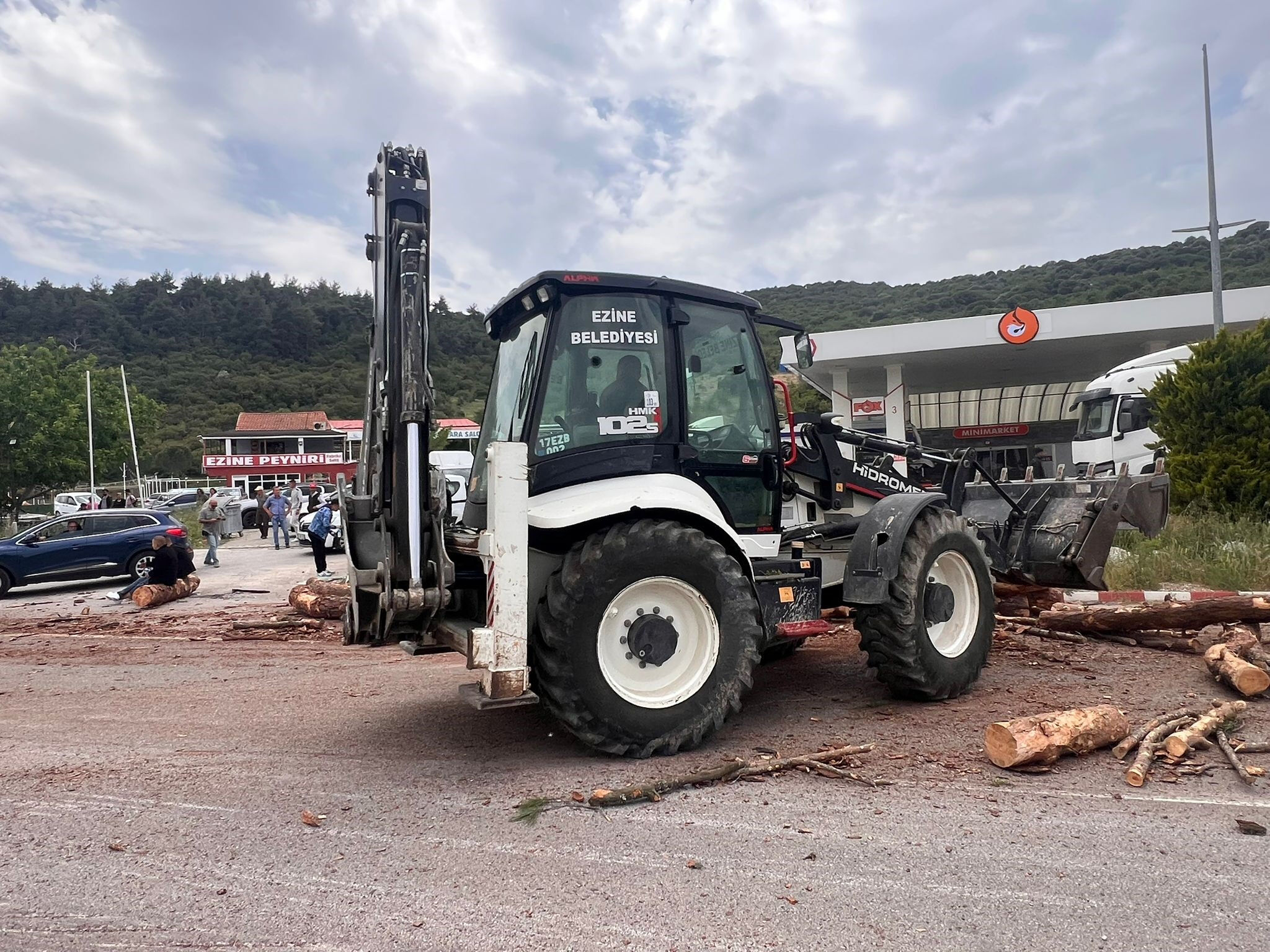 Çanakkale'de yolcu otobüsü, kamyon ve otomobil birbirine girdi! 8 ölü, çok sayıda yaralı var Çanakkale'de yolcu otobüsü, kamyon ve otomobil birbirine girdi! 6 ölü, çok sayıda yaralı var - 1. Resim