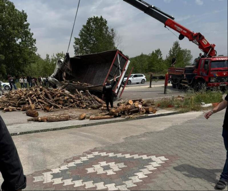 Çanakkale'de yolcu otobüsü, kamyon ve otomobil birbirine girdi! 8 ölü, çok sayıda yaralı var Çanakkale'de yolcu otobüsü, kamyon ve otomobil birbirine girdi! 8 ölü, çok sayıda yaralı var - 4. Resim