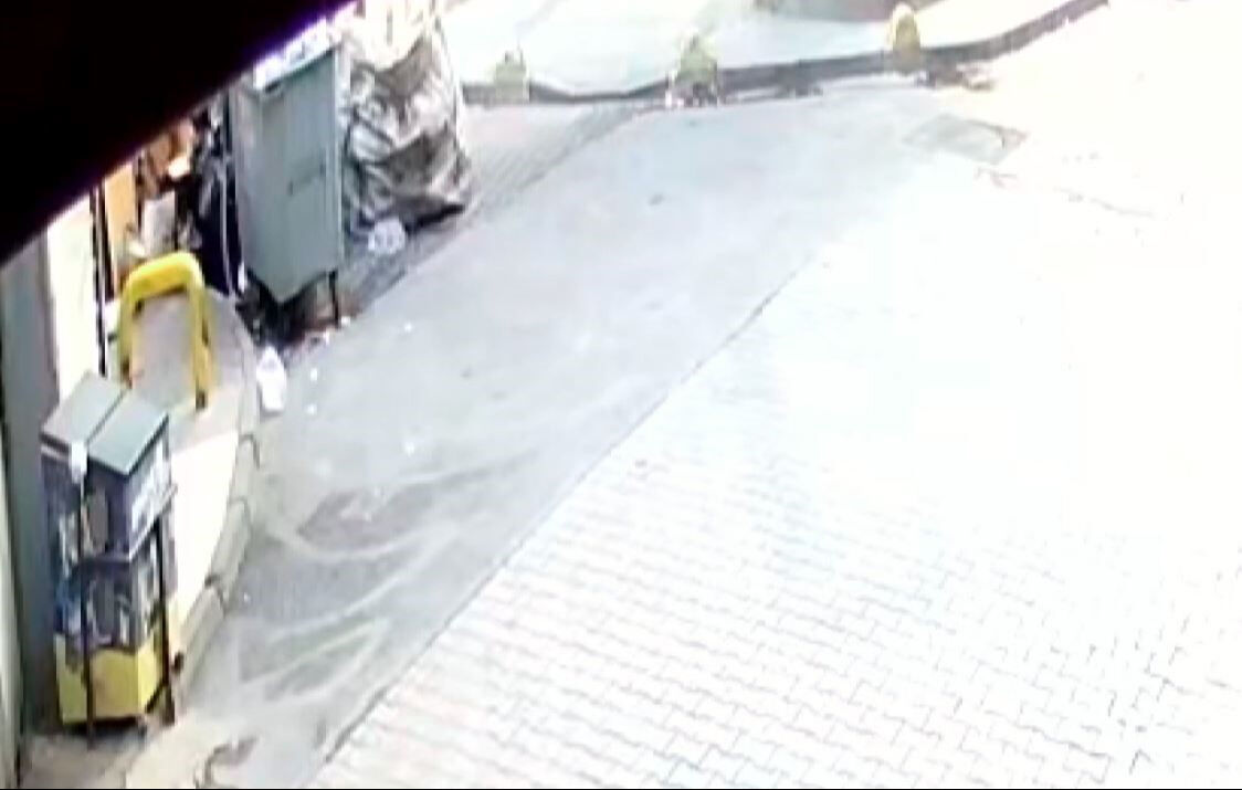 Dalgınlığın böylesi: 200 bin dolarlık pırlantayı çöpe attı! Kağıt toplayıcısı gözaltında Dalgınlığın böylesi: 200 bin dolarlık pırlantayı çöpe attı! Kağıt toplayıcısı gözaltında - 1. Resim