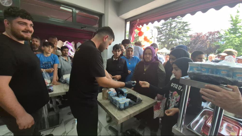 Döner ayranı 1 TL yaptılar! İzdiham yaşandı Döner ayranı 1 TL yaptılar! İzdiham yaşandı - 1. Resim