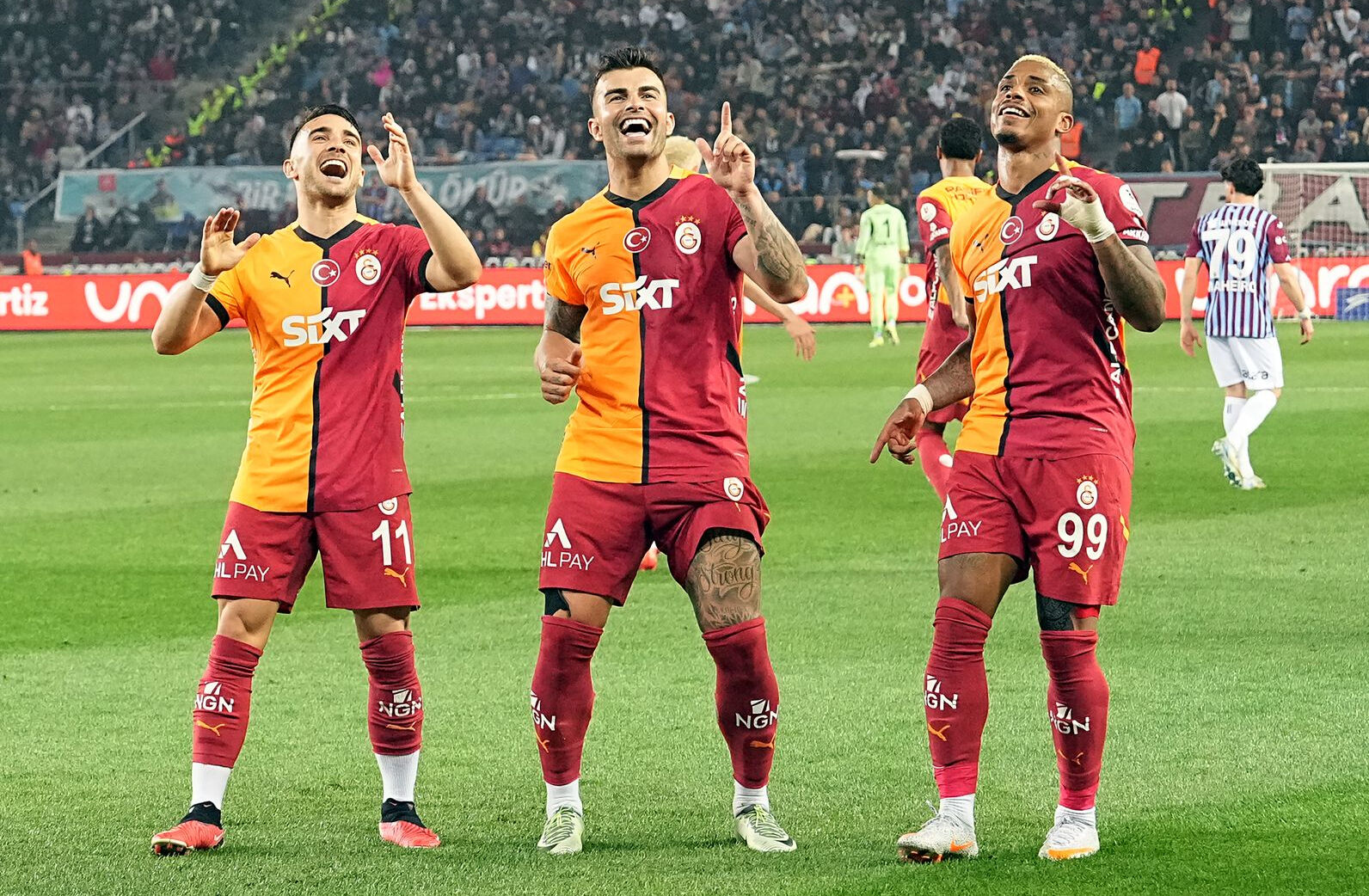Galatasaray'ın Trabzon'da bileği bükülmedi! Aslan'ın şampiyonluğa 1 kaldı CANLI ANLATIM | Trabzonspor - Galatasaray - 1. Resim