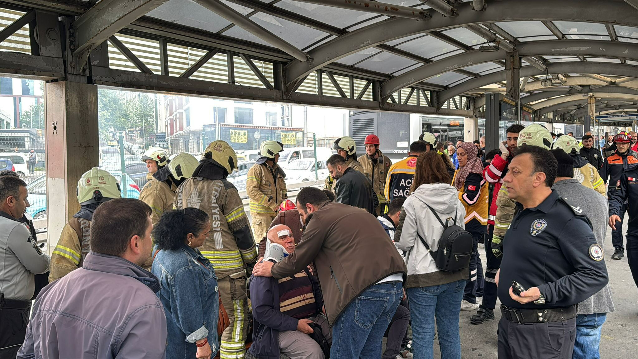 Haramidere'de metrobüs kazası: 1 ölü, 2'si ağır 49 yaralı Haramidere'de metrobüs kazası: Yaralılar var - 1. Resim