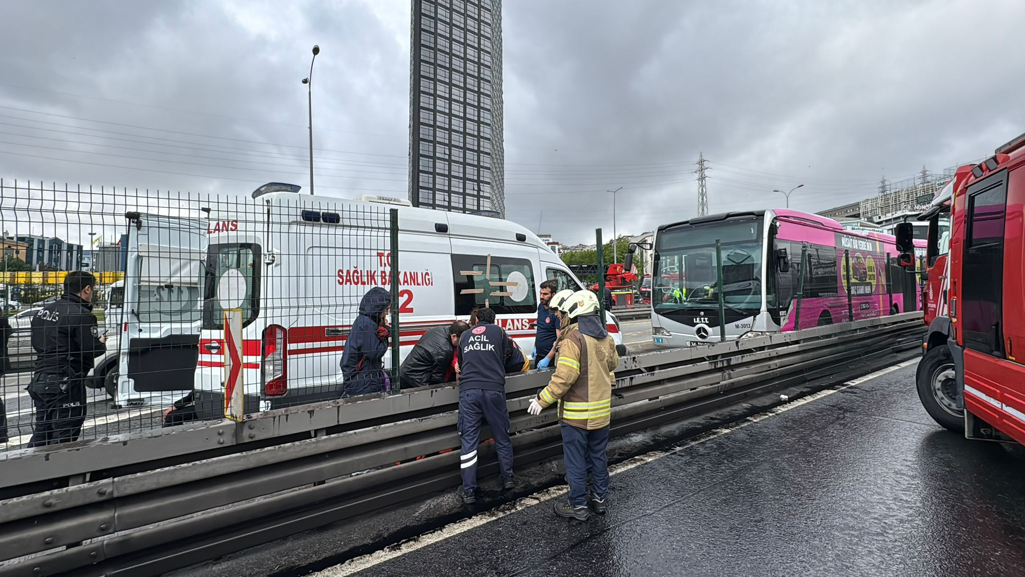 Haramidere'de metrobüs kazası: 1 ölü, 2'si ağır 49 yaralı Haramidere'de metrobüs kazası: Yaralılar var - 2. Resim