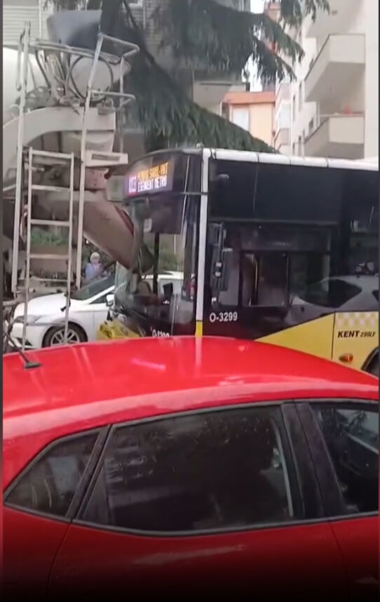 İETT otobüsü ile beton mikseri çarpıştı! Trafik yoğunluğu meydana geldi - 1. Resim