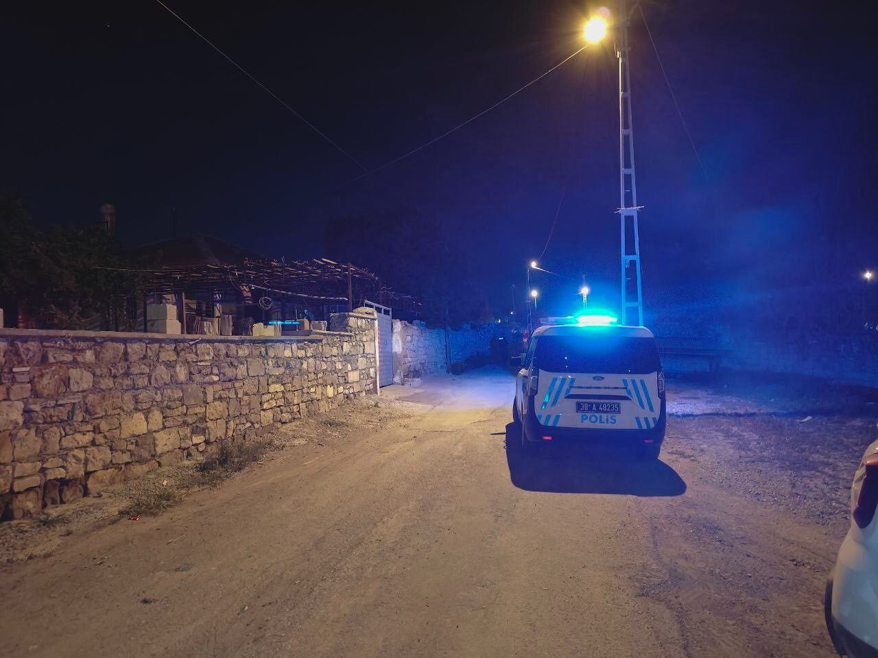 Kayseri'de polis ekiplerine akıl almaz saldırı! İhbar sonrası ortalık karıştı - 1. Resim