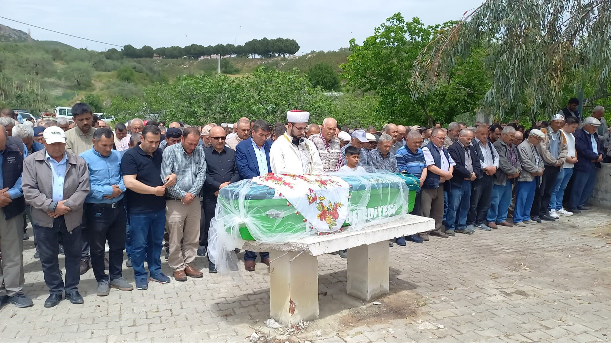 Kazada hayatını kaybeden genç kız duvağıyla uğurlandı! Yürek yakan kareler Kazada hayatını kaybeden genç kız duvağıyla uğurlandı! Yürek yakan kareler - 3. Resim