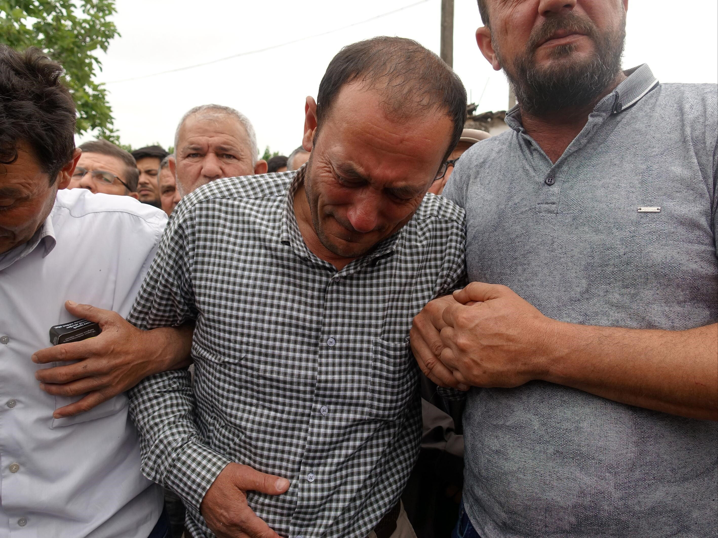 Kazada hayatını kaybeden genç kız duvağıyla uğurlandı! Yürek yakan kareler Kazada hayatını kaybeden genç kız duvağıyla uğurlandı! Yürek yakan kareler - 1. Resim