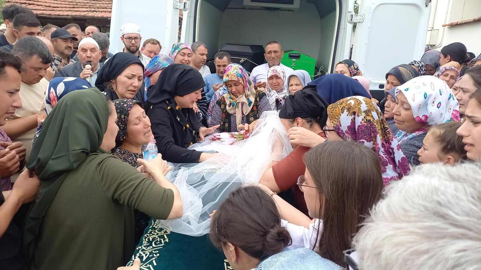 Kazada hayatını kaybeden genç kız duvağıyla uğurlandı! Yürek yakan kareler Kazada hayatını kaybeden genç kız duvağıyla uğurlandı! Yürek yakan kareler - 4. Resim
