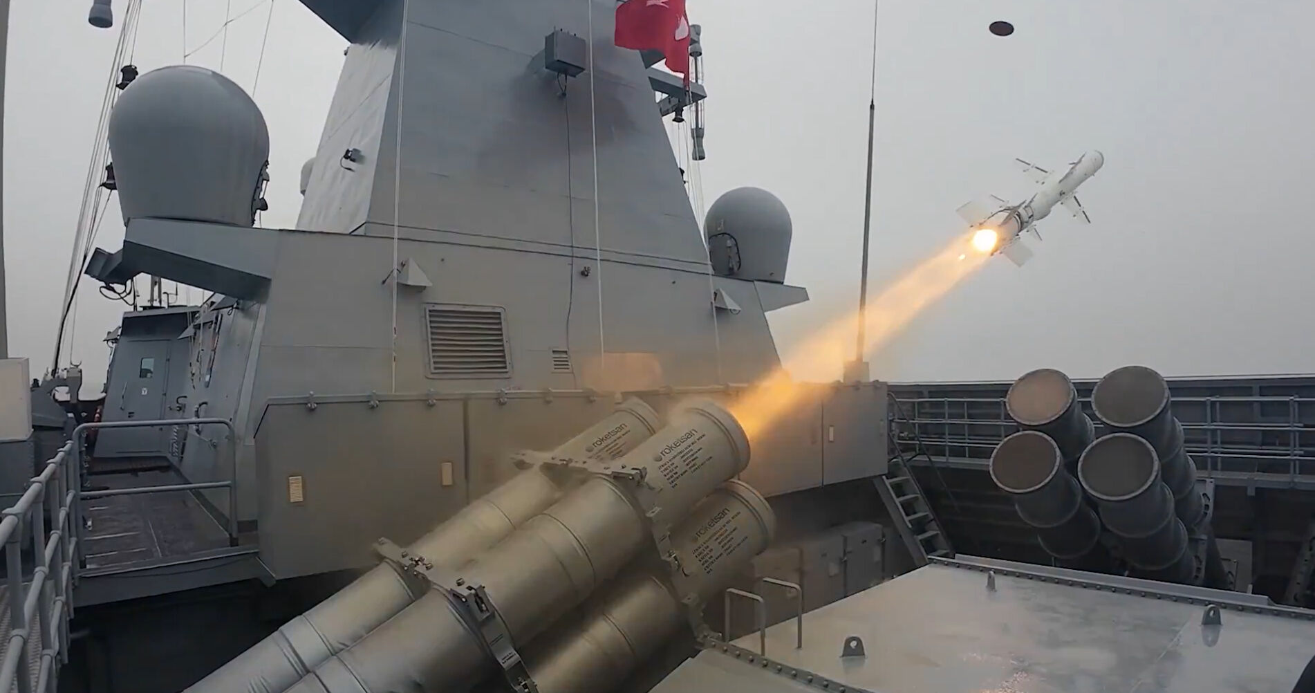 Mavi Vatan’da bir ilk! ATMACA güdümlü mermisi TCG Kınalıada'dan ateşlendi Mavi Vatan’da bir ilk! ATMACA güdümlü mermisi TCG Kınalıada'dan ateşlendi - 2. Resim