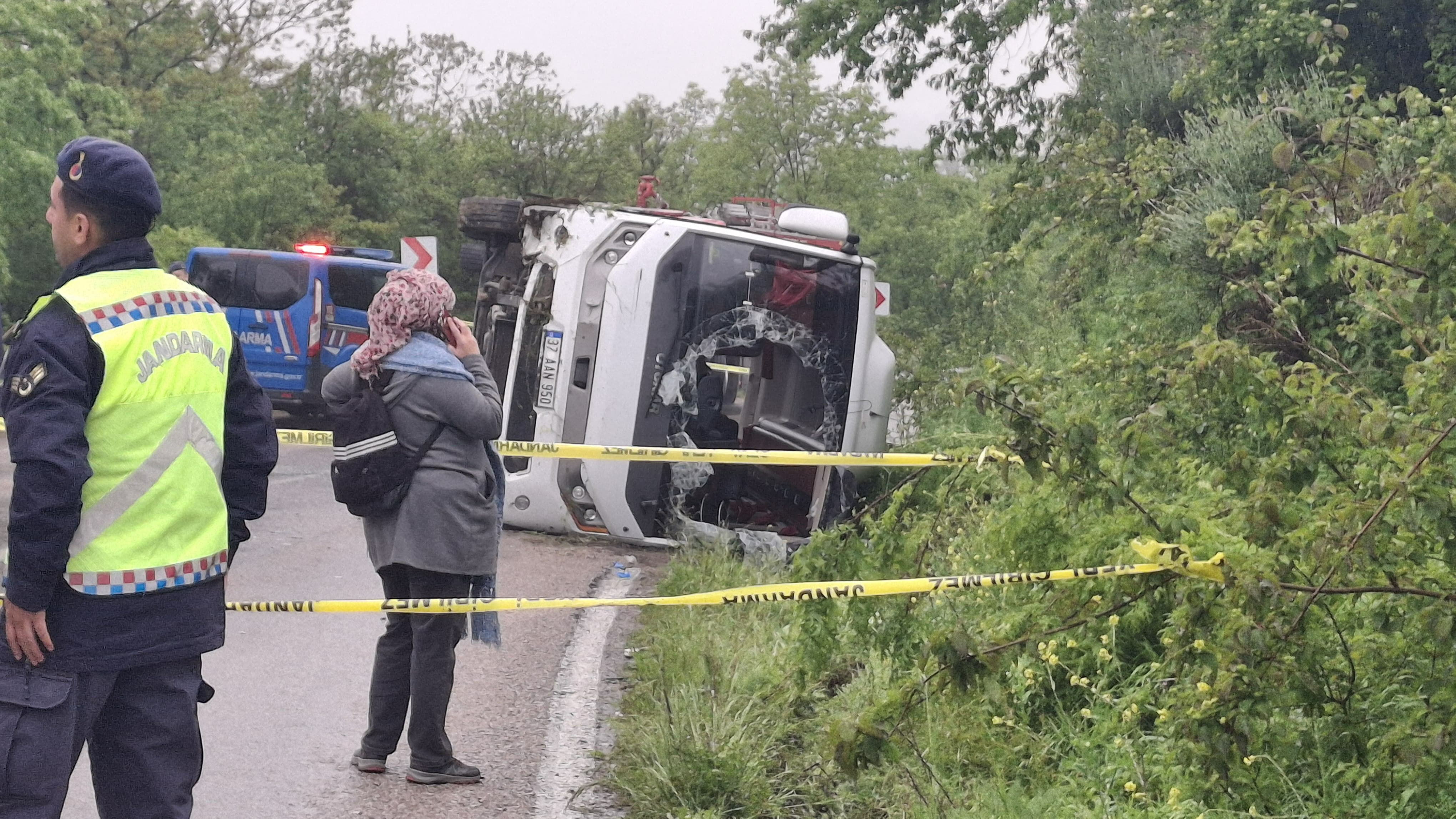 Sinop'ta öğrencileri taşıyan otobüs devrildi: 2'si ağır 18 yaralı - 1. Resim
