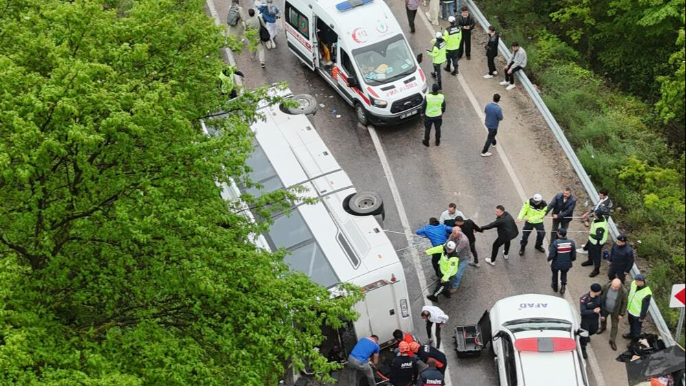 Sinop'ta öğrencileri taşıyan otobüs devrildi: 2'si ağır 18 yaralı - 2. Resim