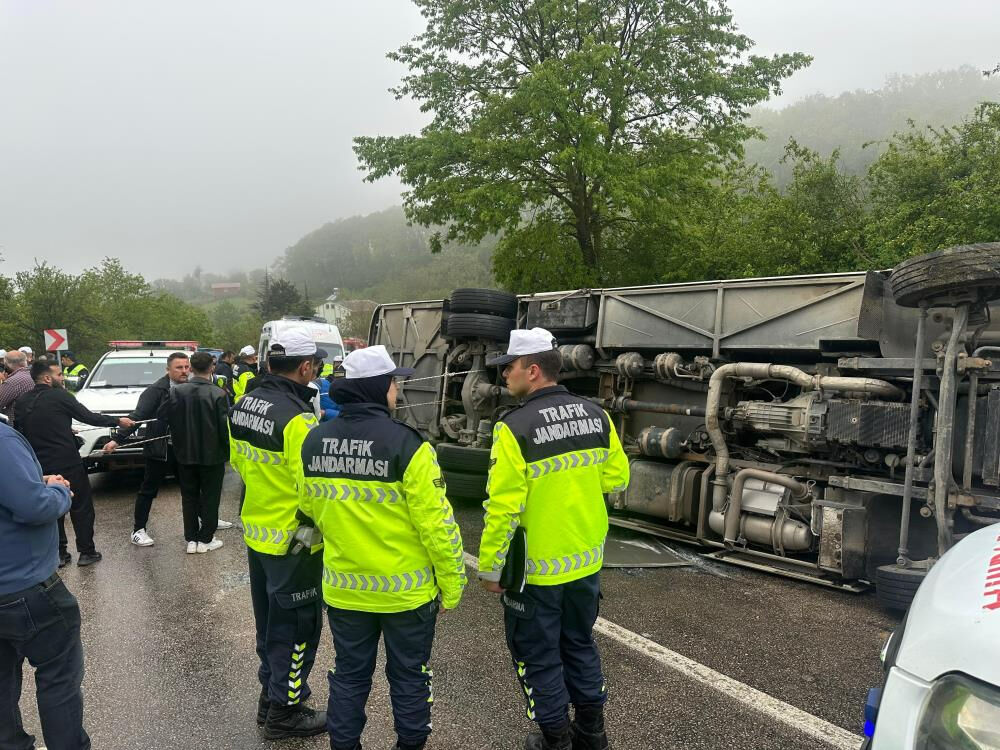 Sinop'ta öğrencileri taşıyan otobüs devrildi: 2'si ağır 18 yaralı - 4. Resim