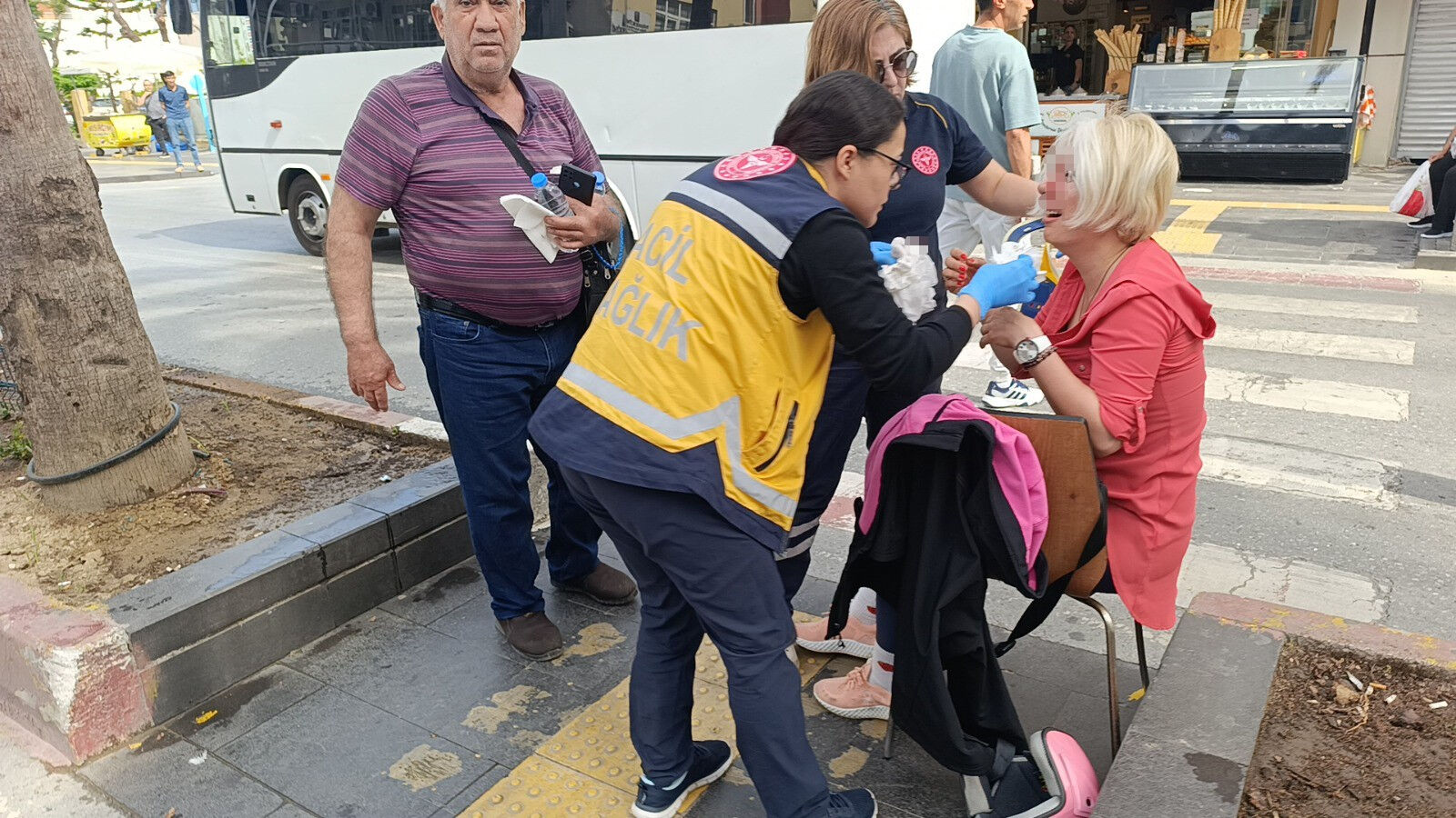 Yayaları son anda fark etti, metrelerce savruldu! Antalya'da ibretlik kaza Yayaları son anda fark etti, metrelerce savruldu! Antalya'da ibret veren kaza - 2. Resim