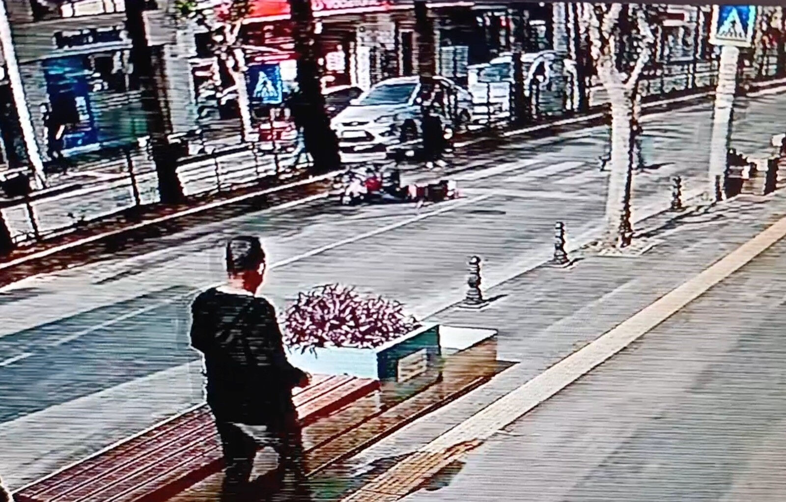 Yayaları son anda fark etti, metrelerce savruldu! Antalya'da ibretlik kaza Yayaları son anda fark etti, metrelerce savruldu! Antalya'da ibret veren kaza - 1. Resim