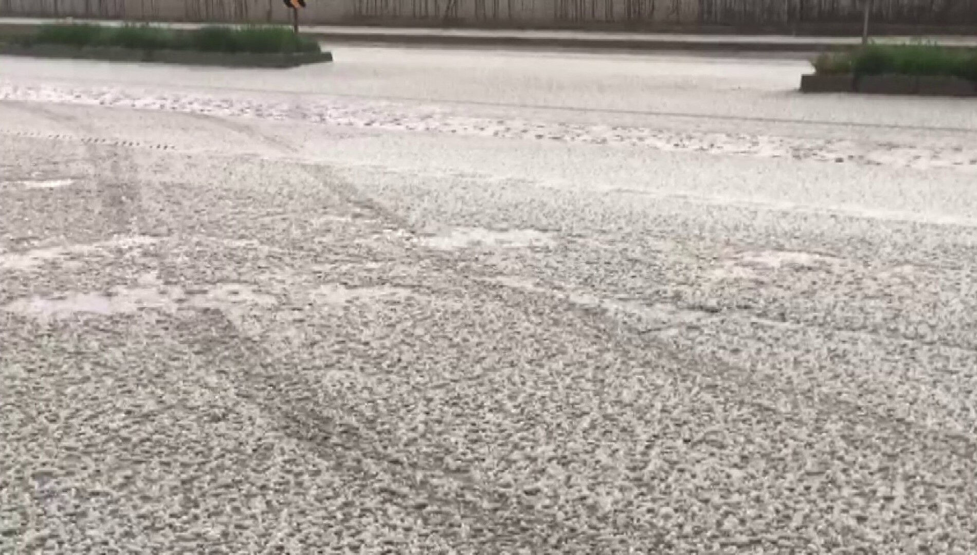 Ani hava değişimi hazırlıksız yakaladı! Mayıs ayında her yer beyaza büründü... - 2. Resim