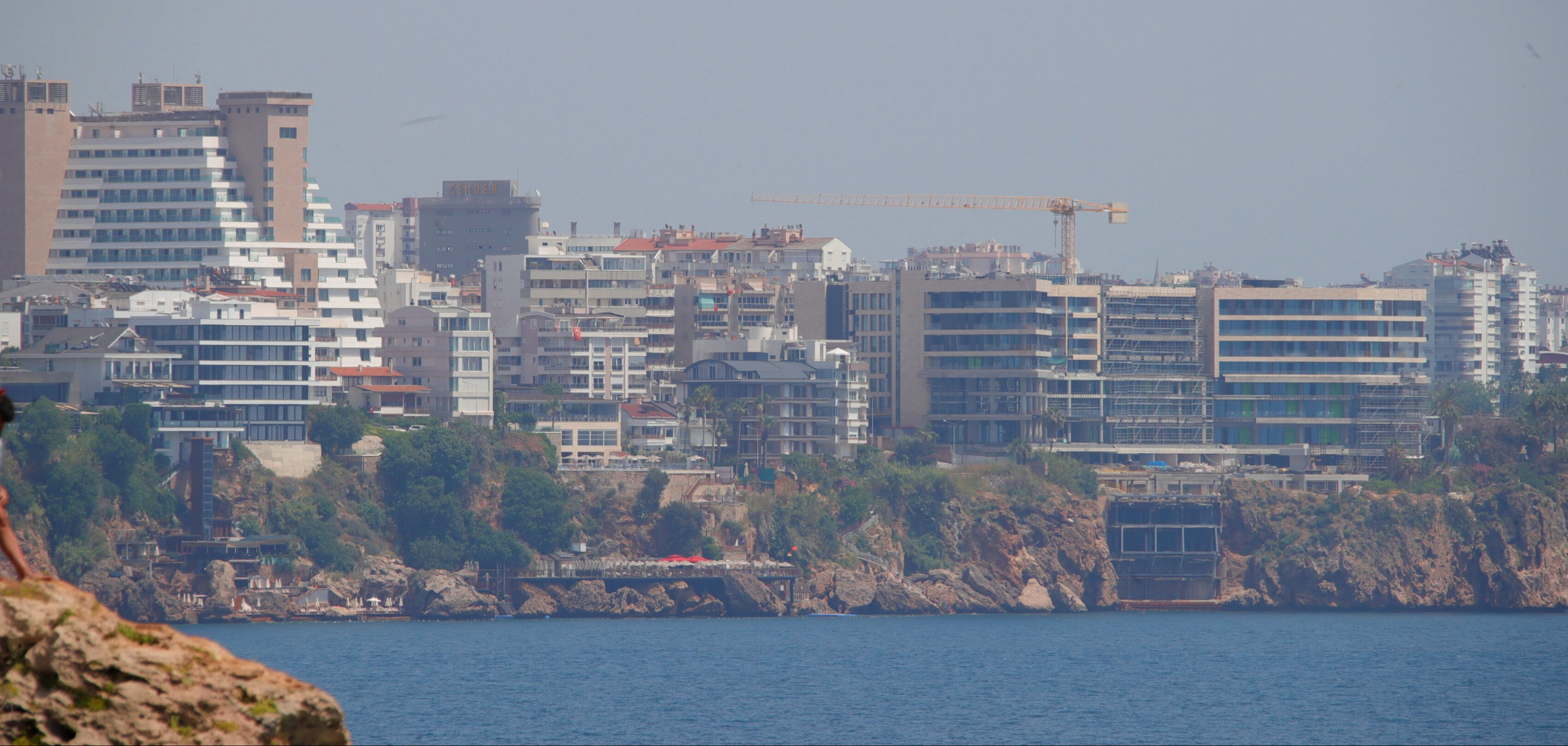 Antalya'daki lüks otellerden gerdanlığa ihanet! Falezlerin altında