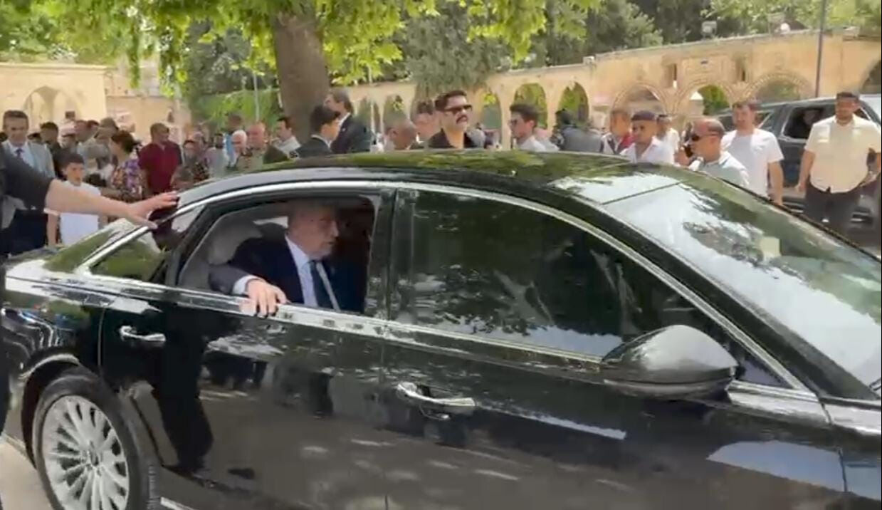 Balıklıgöl'de skandal görüntü! İyi Parti lideri Dervişoğlu makam aracıyla kutsal mekana girdi - 2. Resim