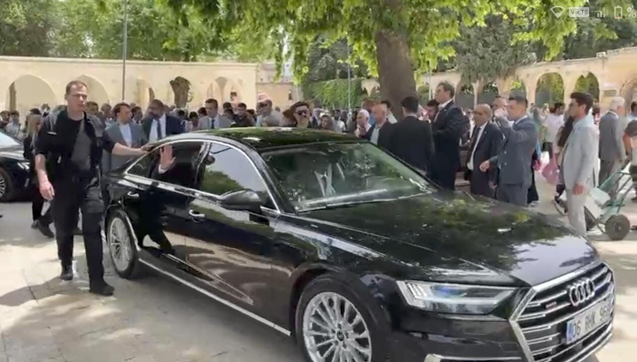 Balıklıgöl'de skandal görüntü! İyi Parti lideri Dervişoğlu makam aracıyla kutsal mekana girdi - 1. Resim