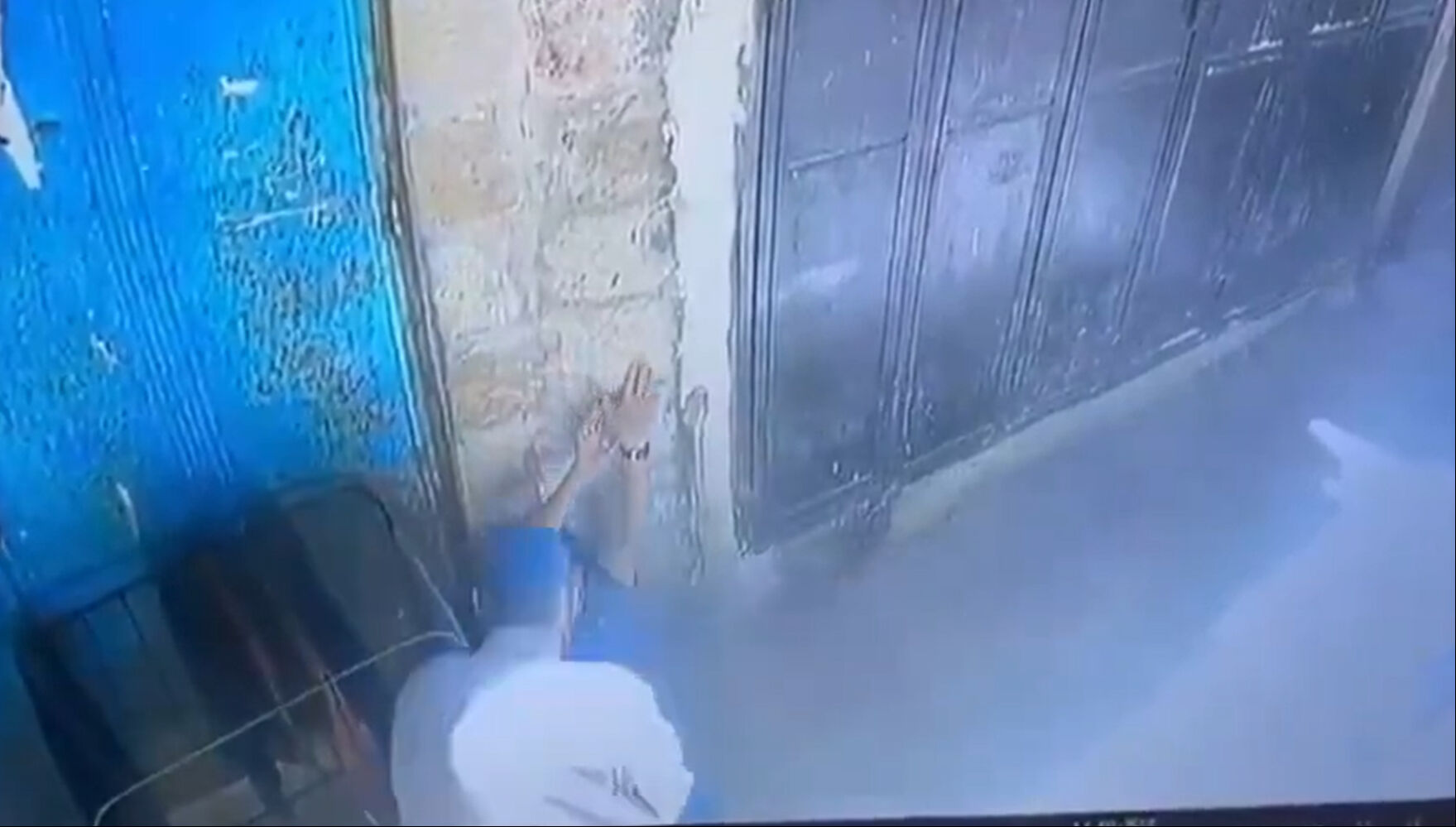 Batı Şeria'da kan donduran anlar! Filistinli kılığına giren İsrailli askerden sokak ortasında infaz - 2. Resim