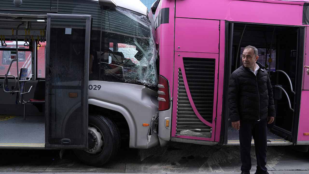 Beylikdüzü'ndeki metrobüs faciası araç içi kamerasında! - 1. Resim