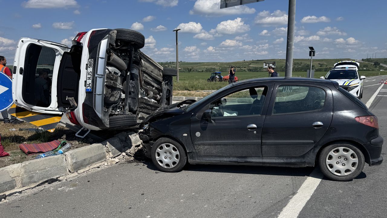 Edirne'de kavşakta trafik kazası: Yaralılar var Edirne'de kavşakta trafik kazası: Yaralılar var