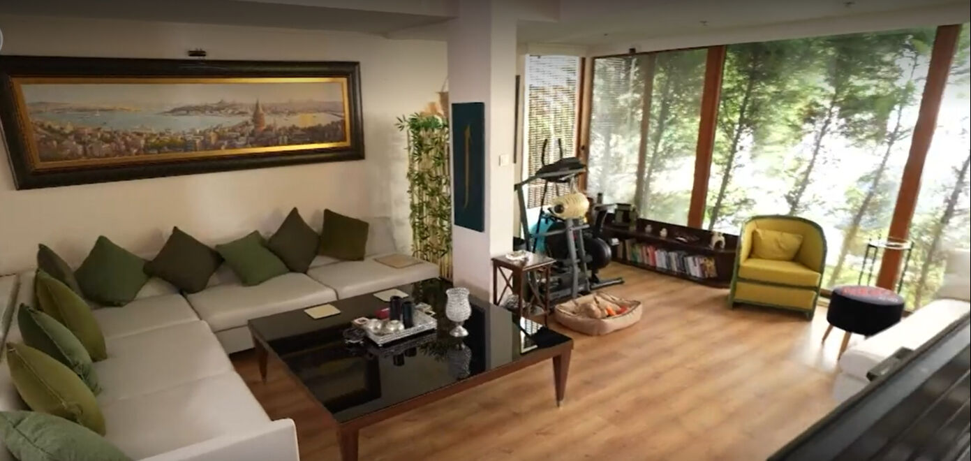 Elif Karlı doğa ile iç içe olan 4 katlı yazlık evinin kapılarını ilk kez açtı! İçinde yok yok... - 1. Resim