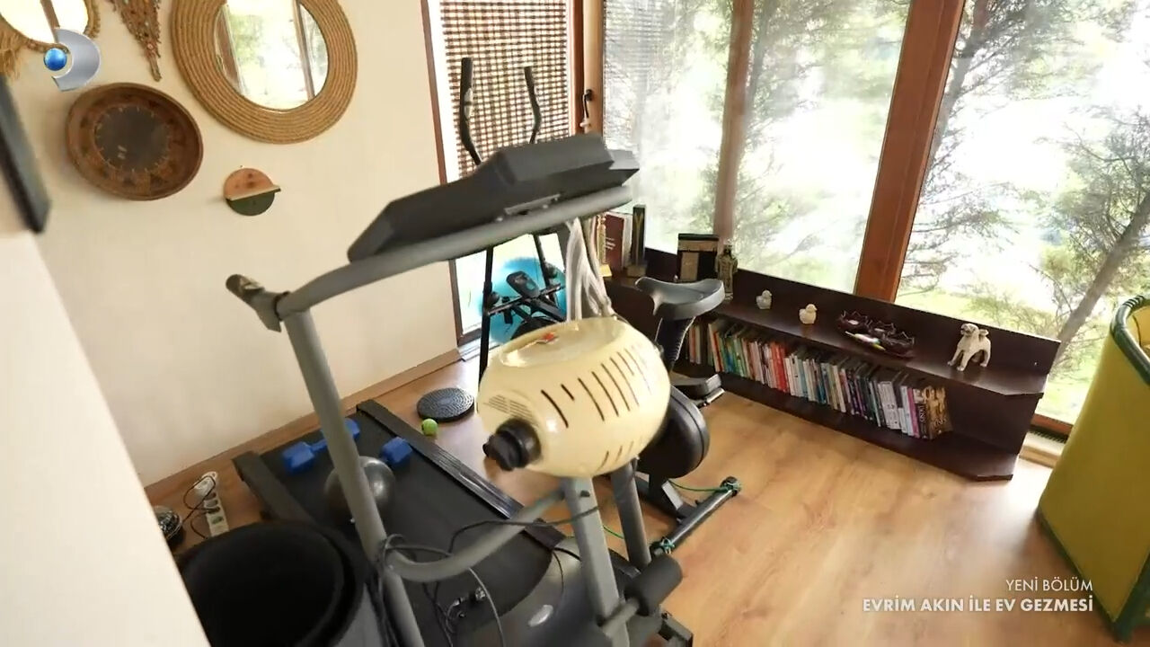 Elif Karlı doğa ile iç içe olan 4 katlı yazlık evinin kapılarını ilk kez açtı! İçinde yok yok... - 2. Resim