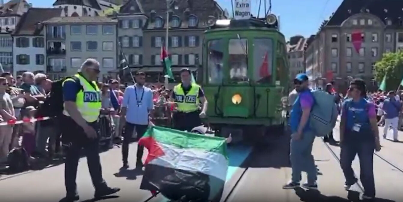 Eurovision'a Gazze protestosu damga vurdu! Filistin bayrağı açıldı, İsrail'in soykırımına alkış yok - 1. Resim