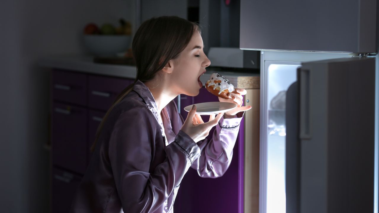Gece neden acıkırız? Bilinçsiz atıştırma sağlığın düşmanı! Gece neden acıkırız? Bilinçsiz atıştırma sağlığın düşmanı!