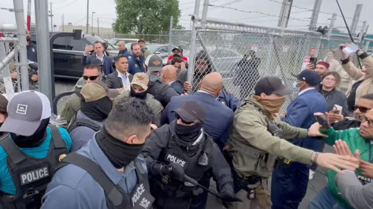 ICE tesisinde gerilim tırmanıyor: ABD'li Kongre üyelerine tutuklama talebi ICE tesisinde gerilim tırmanıyor: ABD'li Kongre üyelerine tutuklama talebi