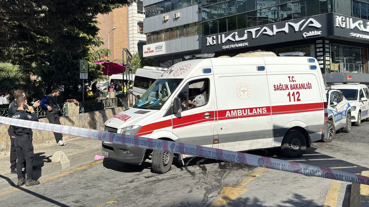 İstanbul'da feci kaza! Kalabalığın arasına dalan servis aracı dehşet saçtı: Ölü ve yaralılar var İstanbul'da feci kaza! Kalabalığın arasına dalan servis aracı dehşet saçtı: Ölü ve yaralılar var
