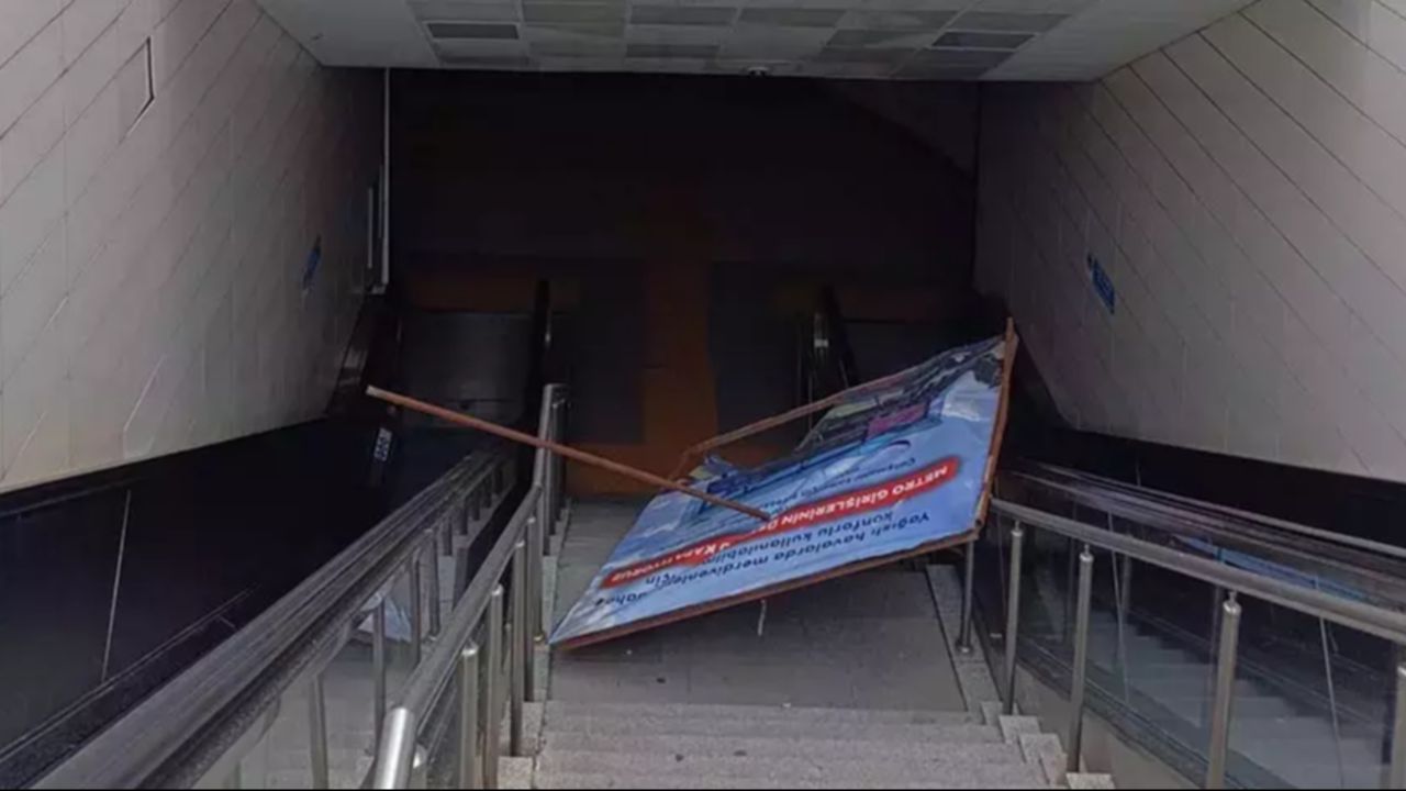 İstanbul'da korkunç kaza! Metro istasyonunda bir kadının üzerine reklam panosu devrildi İstanbul'da korkunç kaza! Metro istasyonunda bir kadının üzerine reklam panosu devrildi