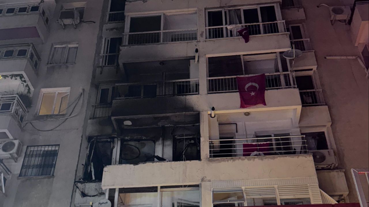 İzmir'de bir apartman dairesinde patlama oldu! Yaralılar var İzmir'de bir apartman dairesinde patlama oldu! Yaralılar var