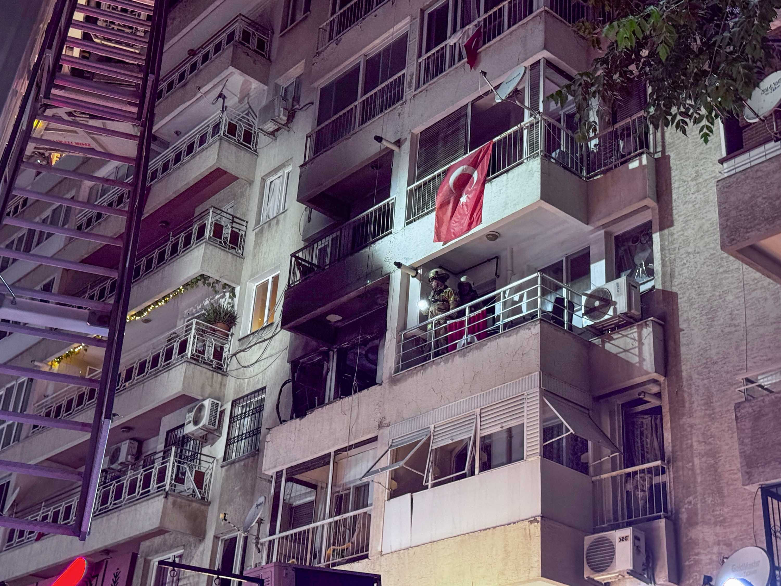 İzmir'de bir apartman dairesinde patlama oldu! Yaralılar var - 1. Resim
