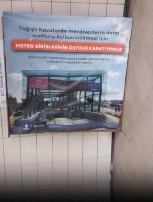Metro istasyonunda üzerine reklam panosu düşen kadın yaralandı Metro istasyonunda üzerine reklam panosu düşen kadın yaralandı - 1. Resim