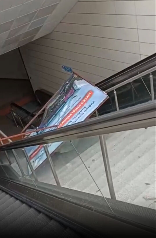 Metro istasyonunda üzerine reklam panosu düşen kadın yaralandı Metro istasyonunda üzerine reklam panosu düşen kadın yaralandı - 2. Resim