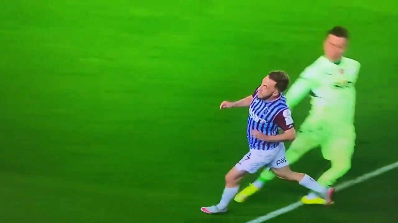 Penaltı için çağırdılar, ofsaytı buldular! Var niye çağırdı? Penaltı için çağırdılar, ofsaytı buldular! Var niye çağırdı? - 3. Resim