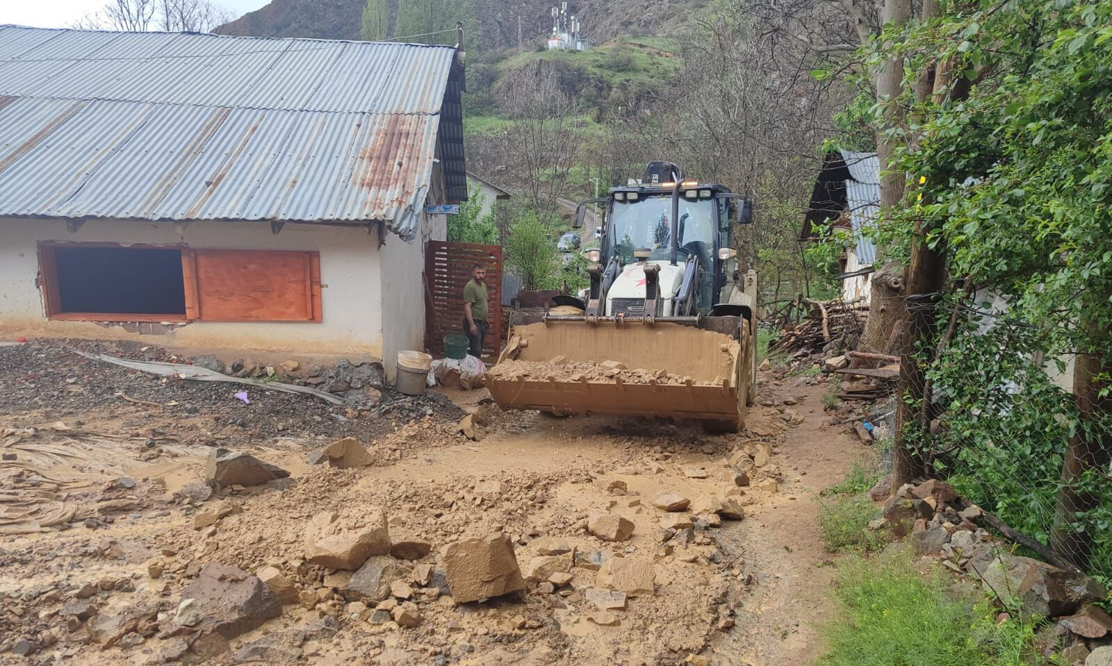 Şiddetli yağış sele dönüştü! İlçeyi su bastı - 1. Resim