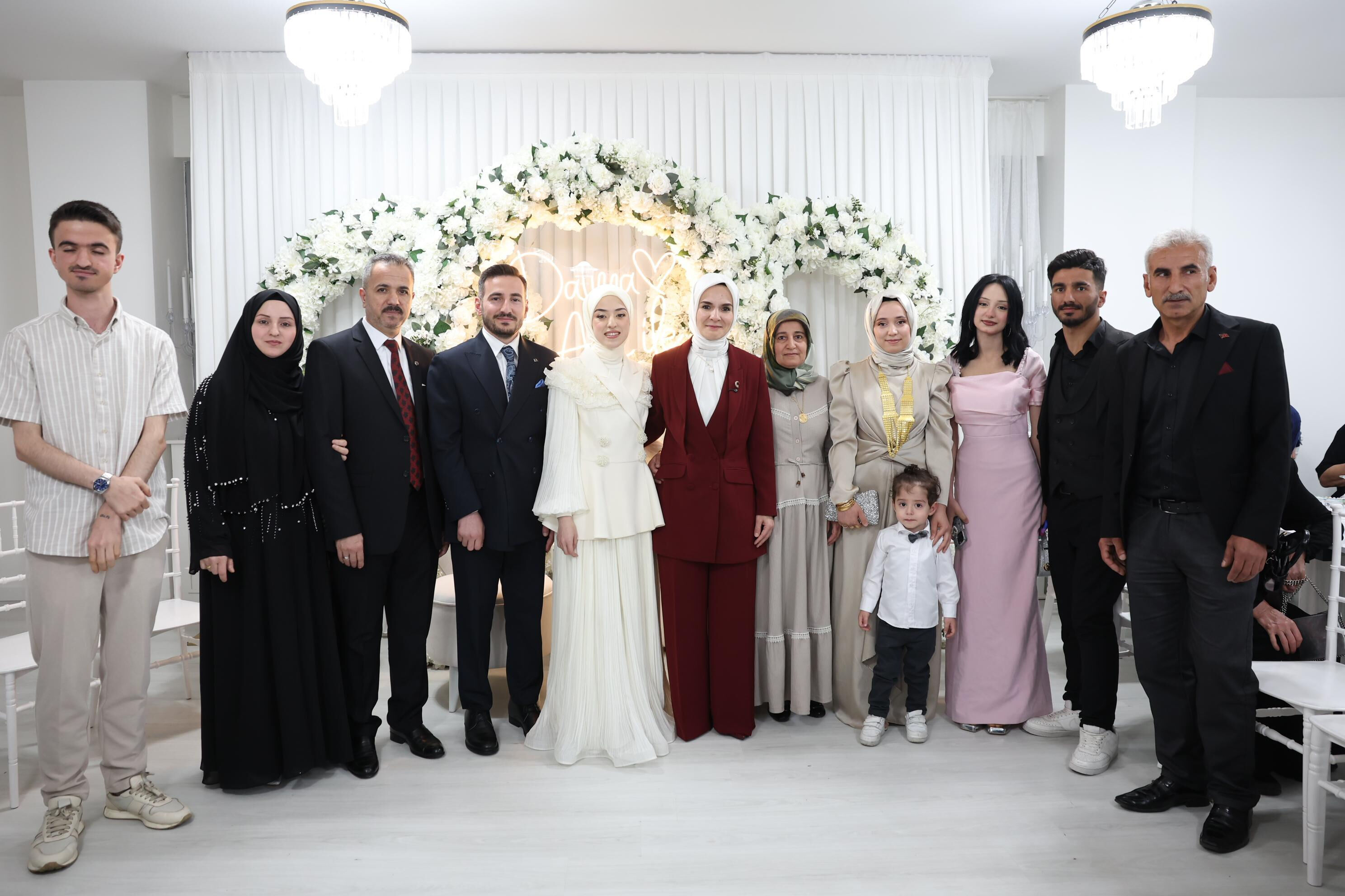 Sosyal medya daveti gerçek oldu! Bakan Göktaş kız istedi, yüzük taktı - 1. Resim