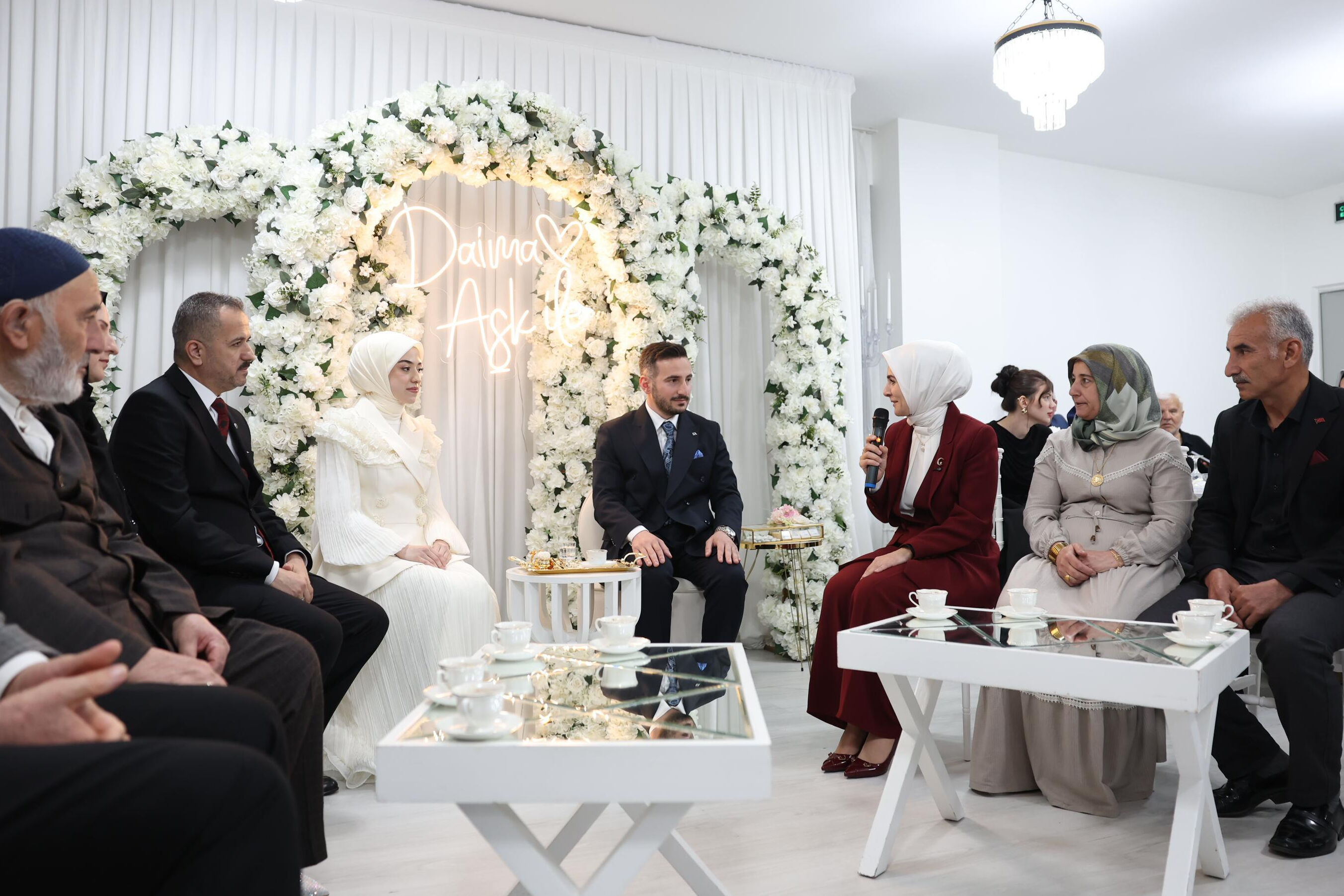 Sosyal medya daveti gerçek oldu! Bakan Göktaş kız istedi, yüzük taktı - 3. Resim