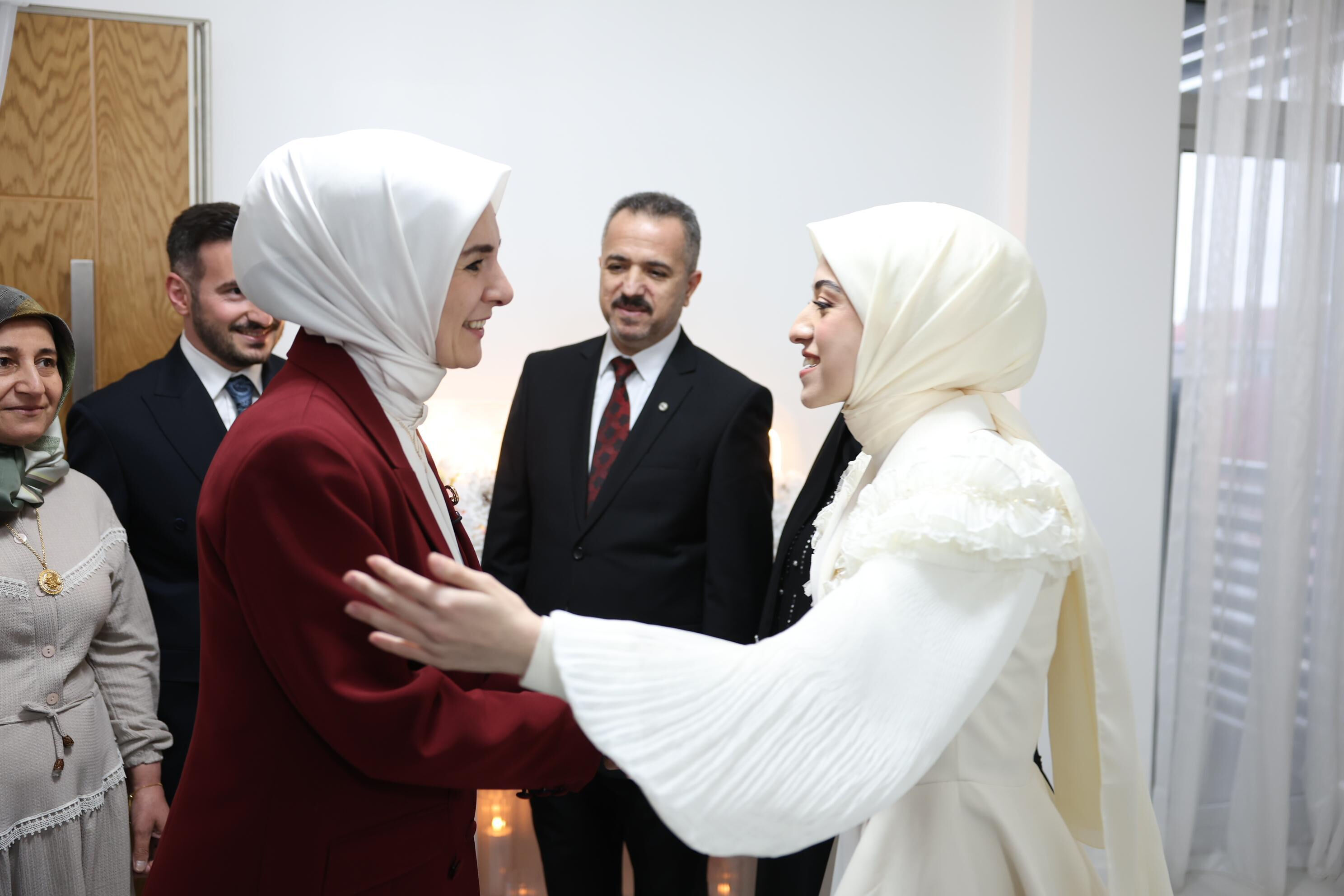 Sosyal medya daveti gerçek oldu! Bakan Göktaş kız istedi, yüzük taktı - 2. Resim