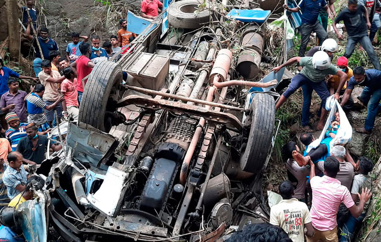 Sri Lanka'da otobüs uçuruma yuvarlandı! En az 30 ölü var Sri Lanka'da otobüs uçuruma yuvarlandı! En az 30 ölü var - 1. Resim