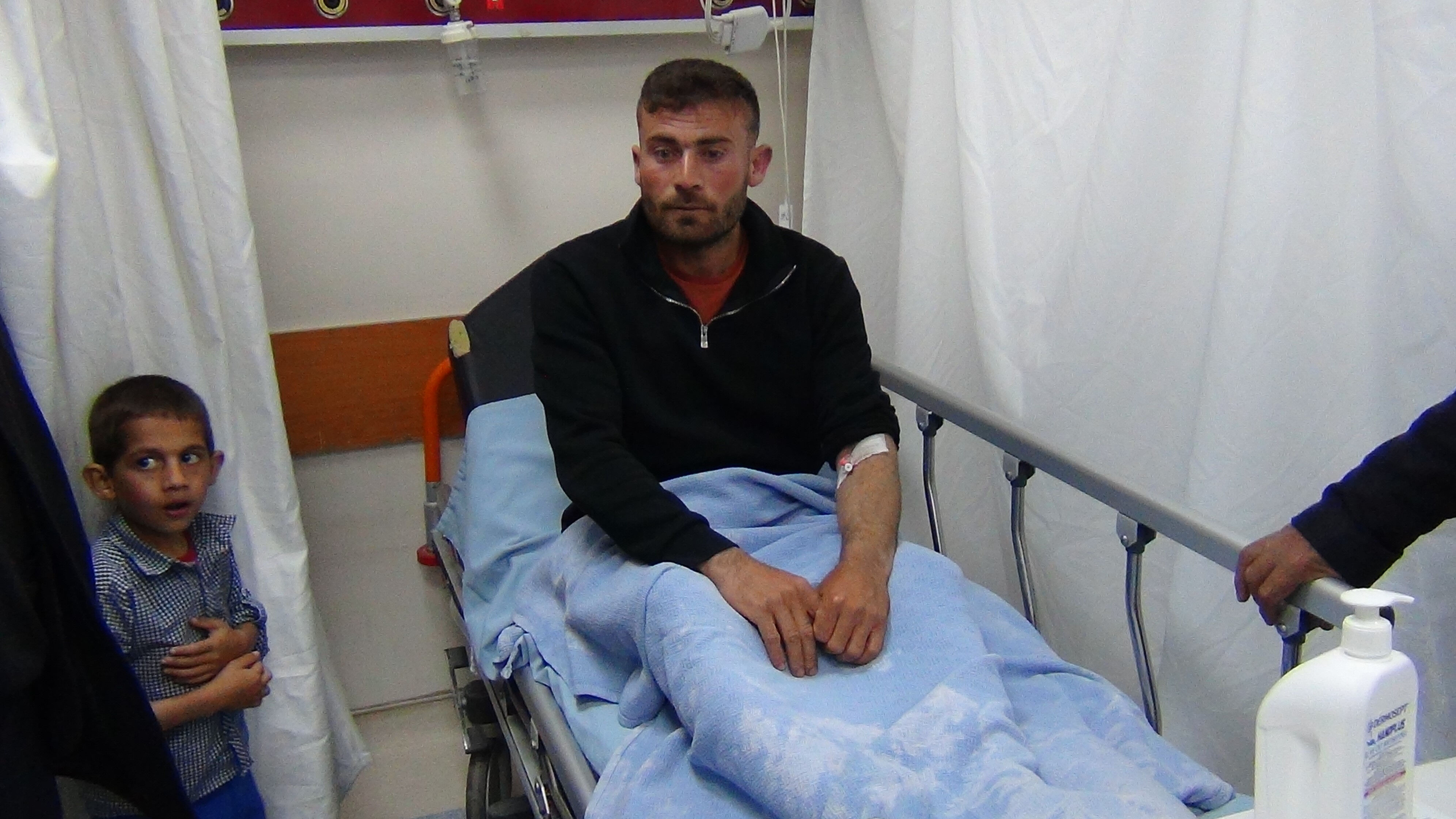 Sürüyü otlatırken üzerlerine yıldırım düştü! 2 çoban yaralı, 10 büyükbaş hayvan telef oldu - 1. Resim