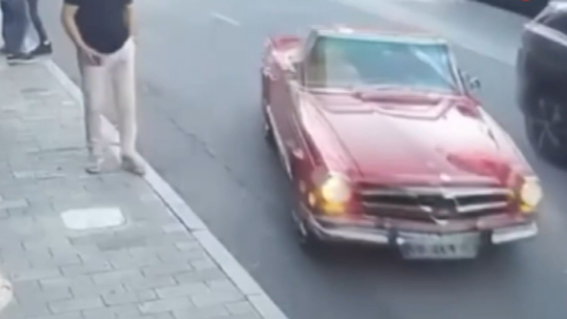 Yemek molası pahalıya patladı! Vale, klasik lüks aracı 'pert' etti - 1. Resim