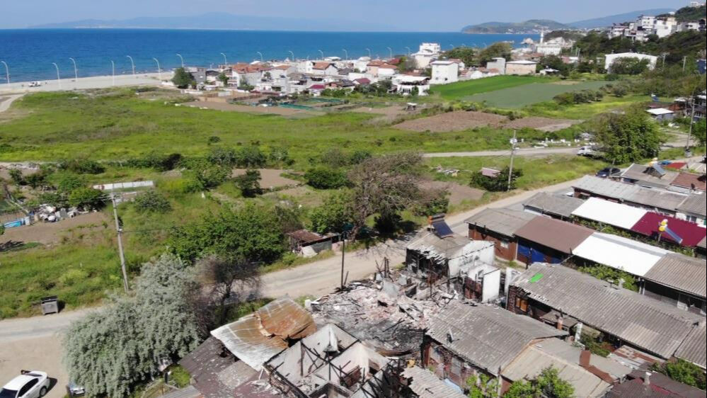 Belediyenin yıkım kararına tepki: Yangın bahane edilerek evlerimizden kovuluyoruz! - 1. Resim
