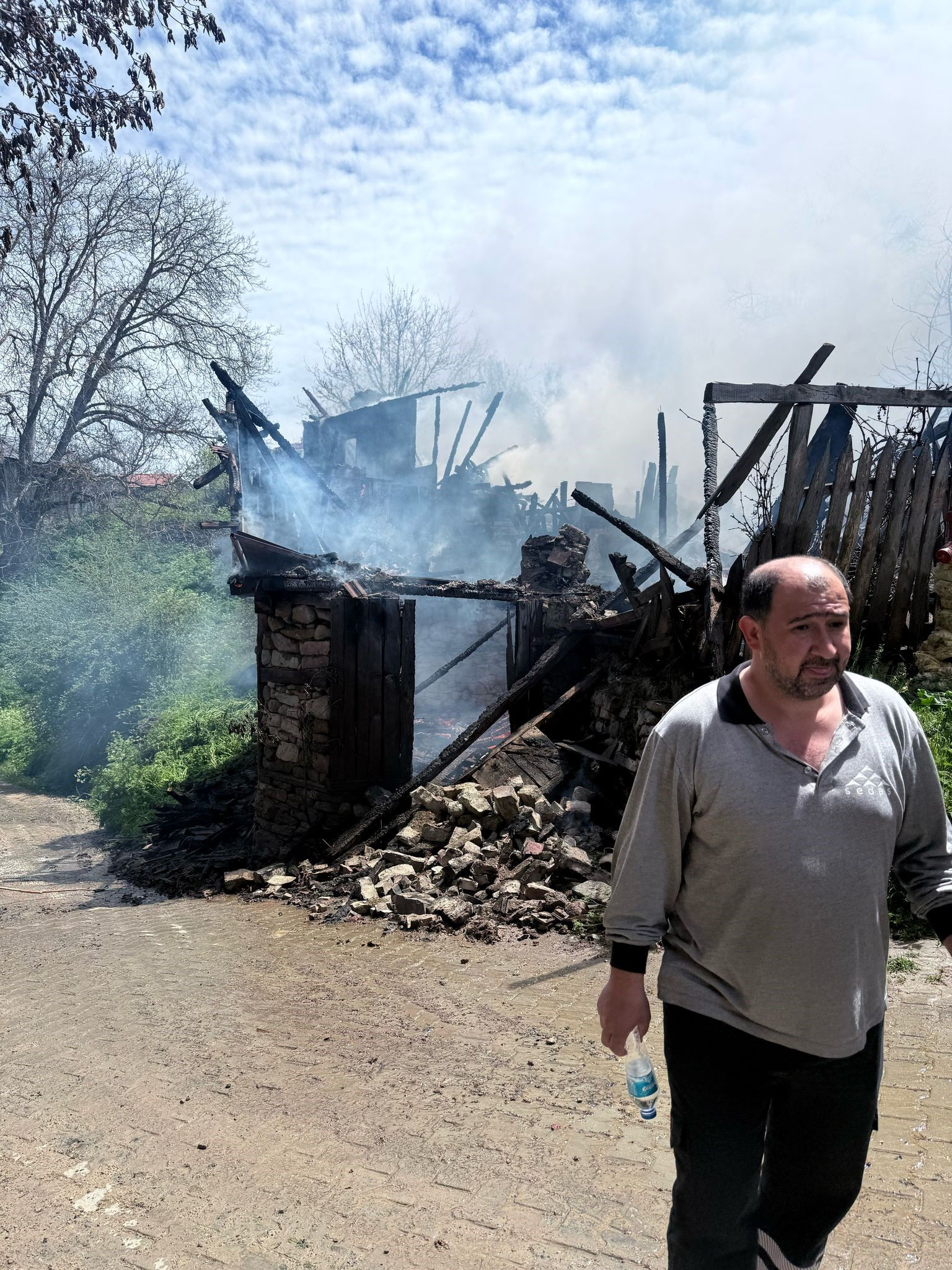 Bolu’da yangın faciası! 2 ahşap ev ve 1 cami alevlere teslim oldu - 2. Resim