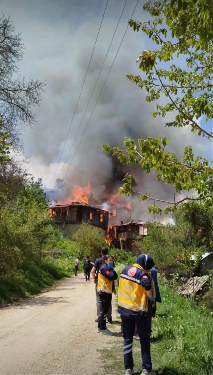 Bolu’da yangın faciası! 2 ahşap ev ve 1 cami alevlere teslim oldu - 1. Resim