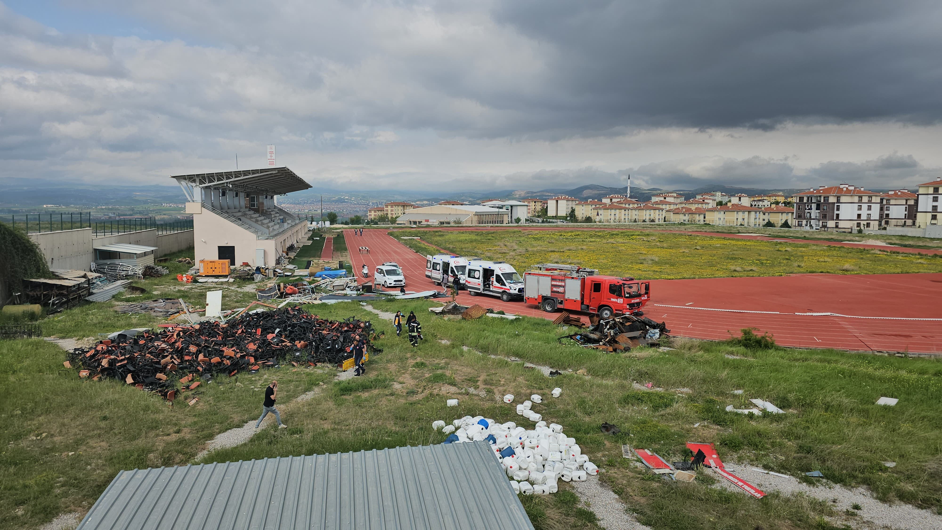 Çorum'da atletizm sahasına otomobil düştü: 3 kişi yaralandı - 1. Resim